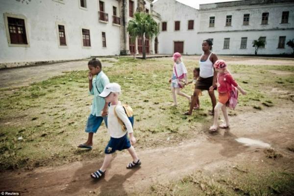 Белые дети в бразильской семье (4 фото)