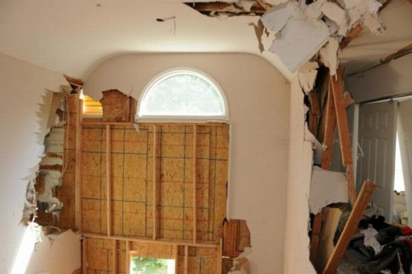Летающий джип разрушил дом (11 фото)