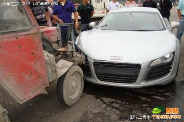 Только в Китае. Audi R8 против Трактора (7 фото)