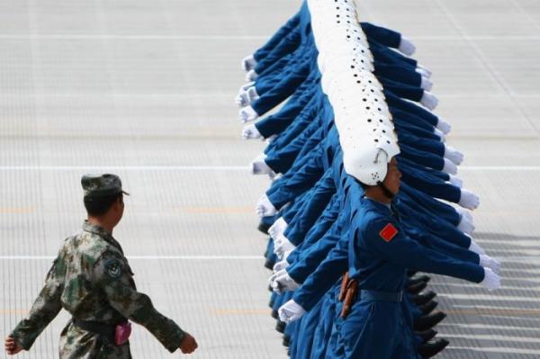 Подготовка к параду китайских летчиков