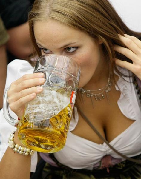 Симпатичные баварские девушки и море пива (34 фото)