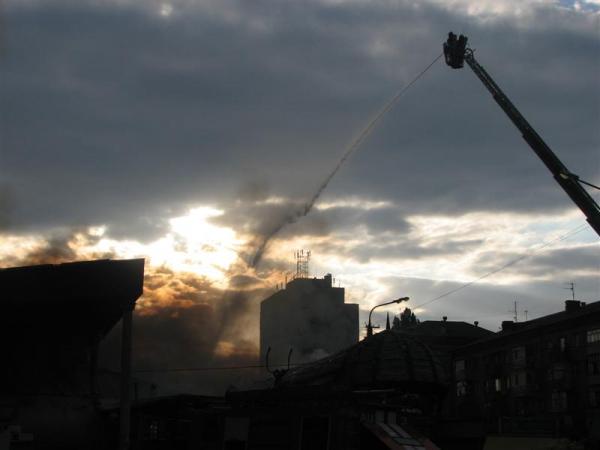 Пожар на рынке Славянка в Днепропетровске (18 фото)