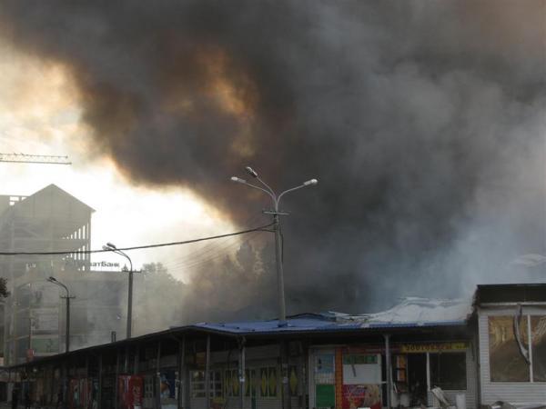 Пожар на рынке Славянка в Днепропетровске (18 фото)