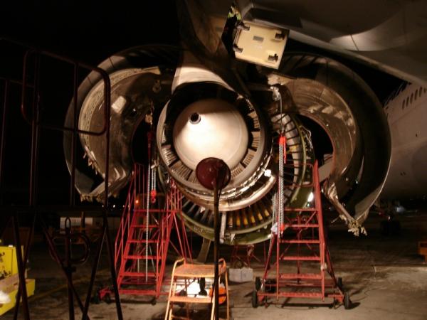 Как снимают двигатель с самолёта (5 фото)