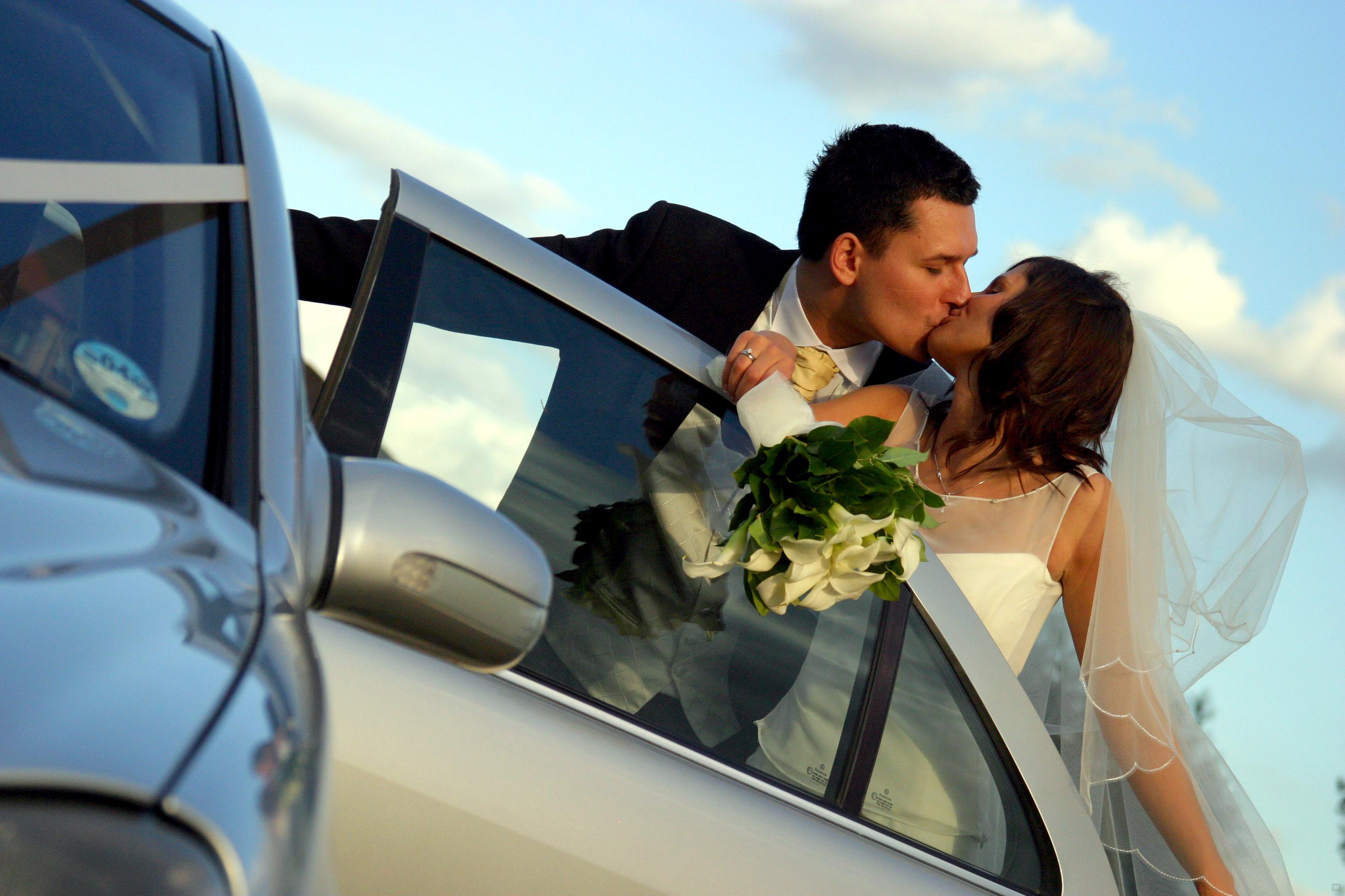 Жених т. Молодожены в машине. Машина жениха и невесты. Жених и невеста. Свадебная фотосессия с машиной.