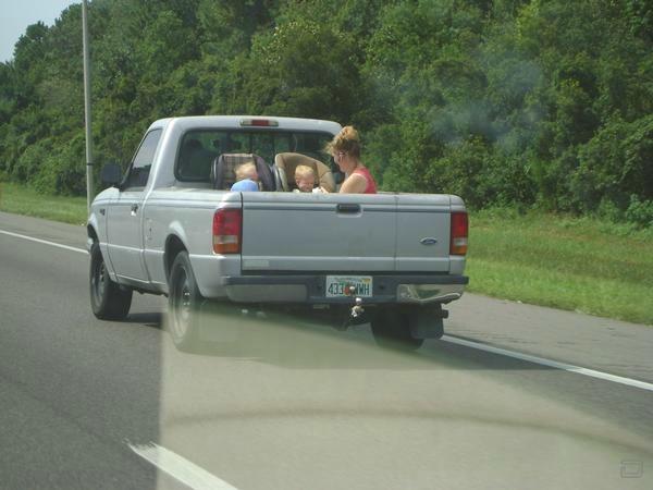 Дети в грузовом отсеке пикапа! (6 фото)