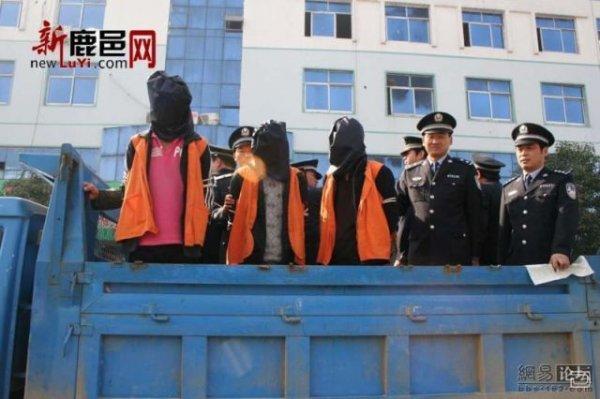 Как в Китае преступников по городу возят