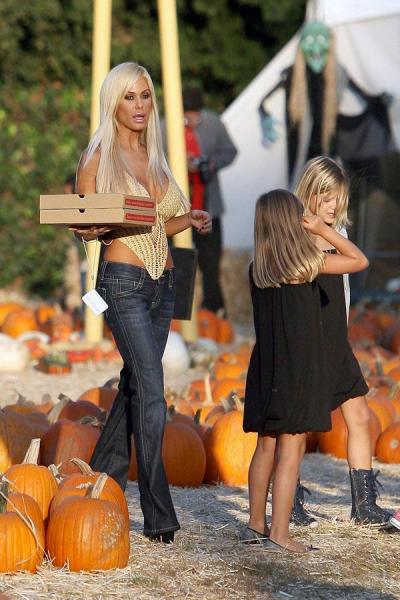   (Shauna Sand) (5 )