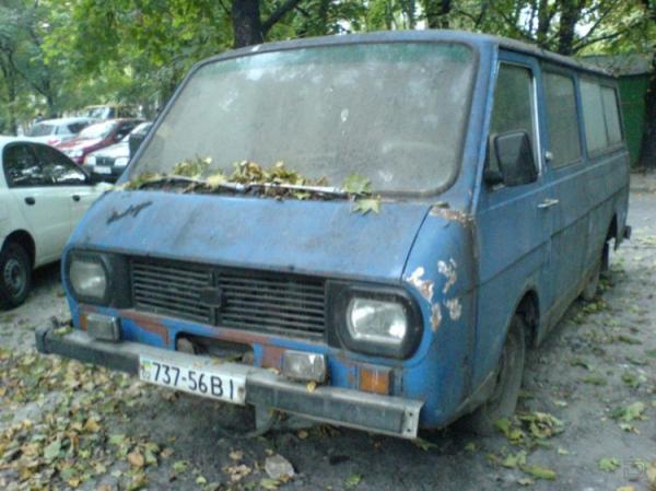 Брошенные старые машины на украинских улицах
