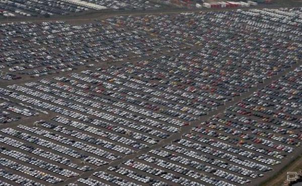 Непроданные машины во всем мире (13 фото)