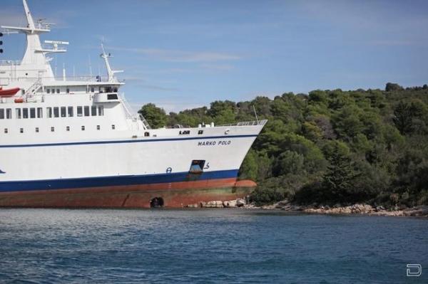 В Хорватии пьяный капитан врезался в берег острова Сит (19 фото + видео)