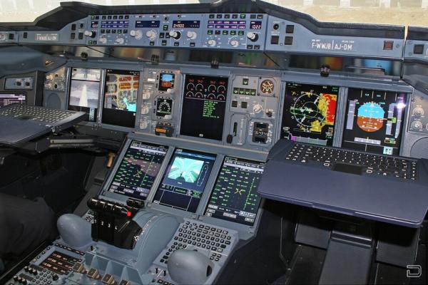Самый крупнейший в мире пассажирский самолет Airbus А380 (14 фото)