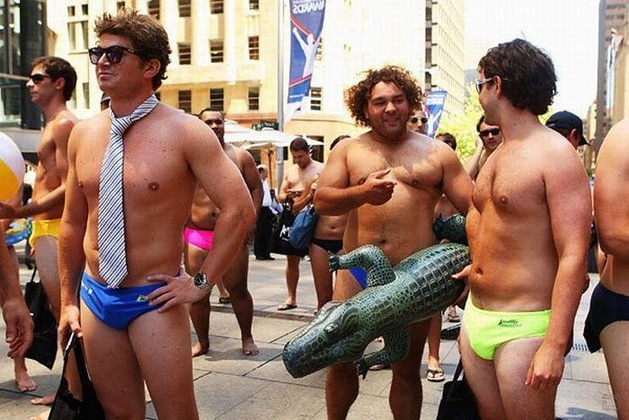 В Сиднее прошел парад купальников (23 фото)