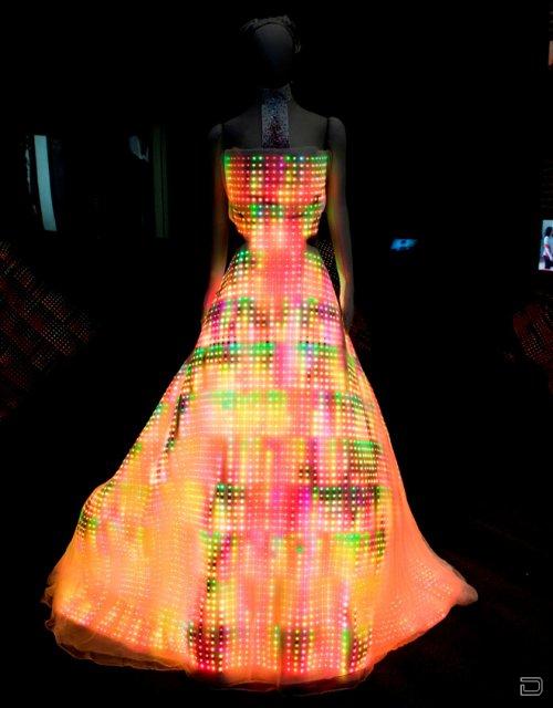 Платье из 24 тысяч цветных светодиодов
