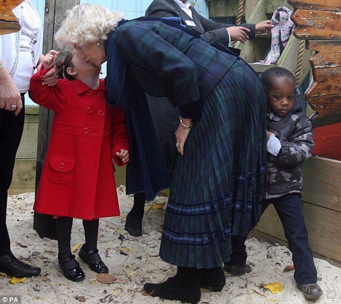 Будущая королева Великобритании чуть не пришибла маленького мальчика (3 фото)