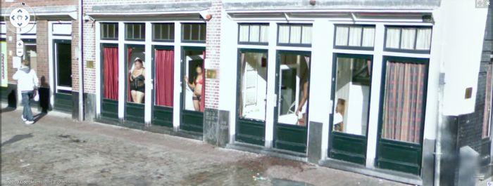 Подборка проституток на Google Street View (24 фото)