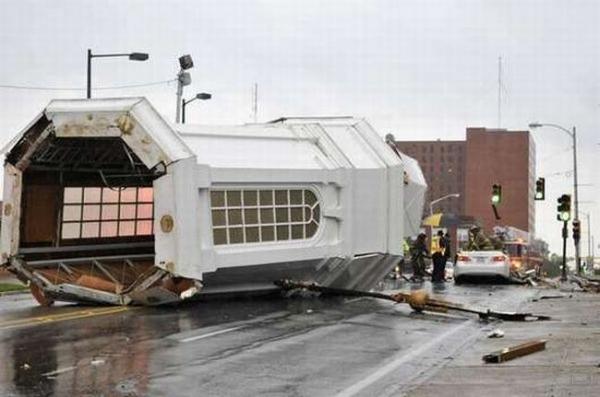 Водитель Lexus выжил после падения купола церкви (24 фото)