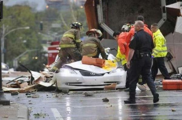 Водитель Lexus выжил после падения купола церкви (24 фото)