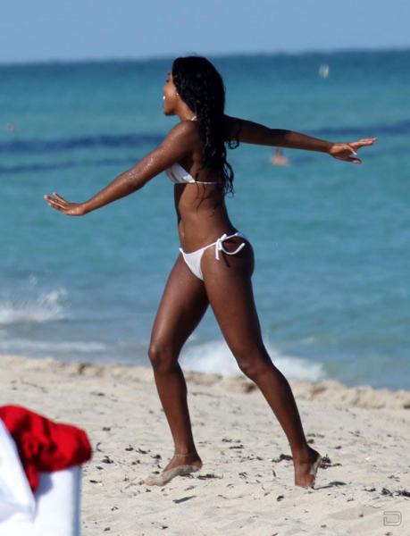 Келли Роланд (Kelly Rowland) в бикини (6 фото)