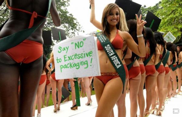 Акция протеста от участниц конкурса "Мисс Земля".