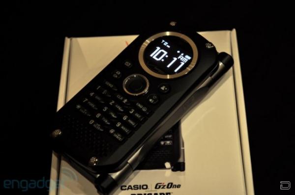 Casio G'zOne Brigade - надежный телефон-раскладушка-рация (12 фото)