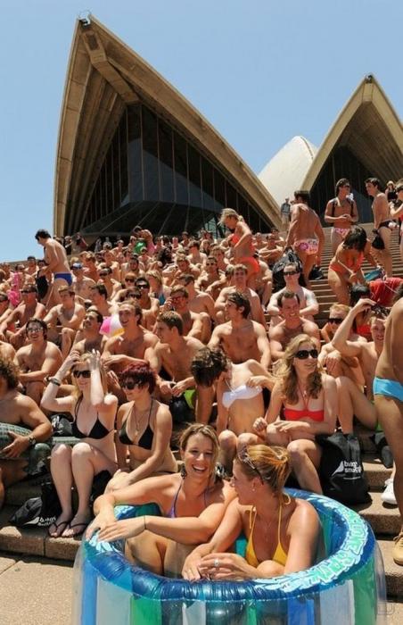 В Сиднее прошел парад купальников (23 фото)