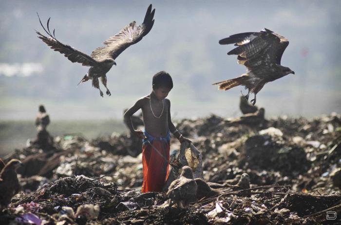 Дети по всему миру до сих пор страдают от бедности, насилия и болезней (19 фото)