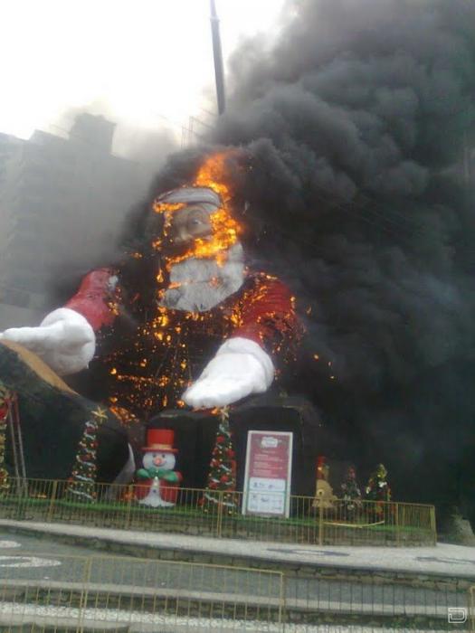 Санта в огне (9 фото)
