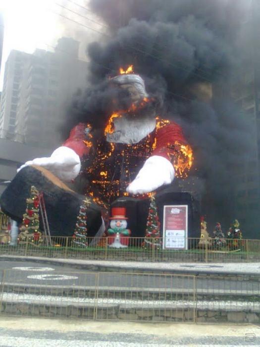 Санта в огне (9 фото)