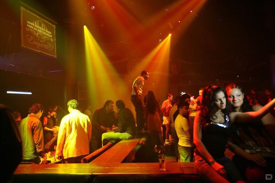 20. Девушки фотографируются в клубе в Дубае в среду 20 августа 2008 года. 
