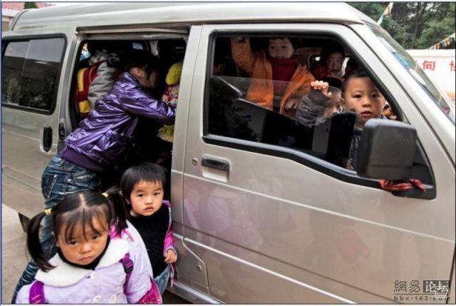 Вот так перевозят детей в Китае (6 фото)