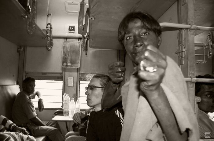 Северная Индия. Попрошайки в поездах (22 фото)