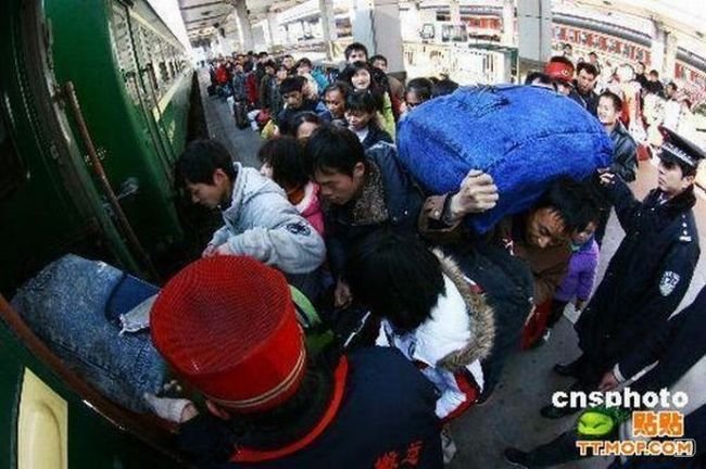 На вокзалах Китая давки (22 фото)