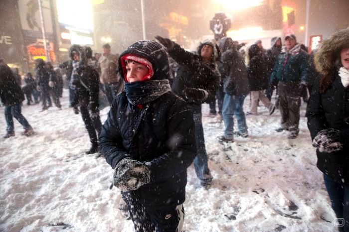 Массовая снежная битва на Таймс-Сквер (15 фото)
