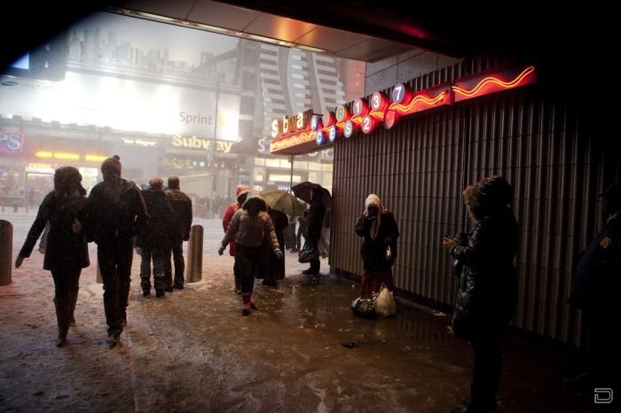 Массовая снежная битва на Таймс-Сквер (15 фото)
