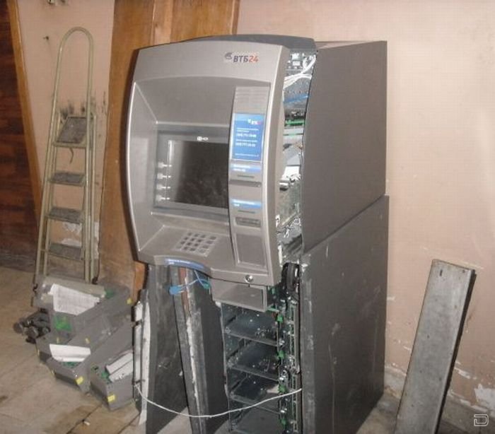 В Москве взломали банкомат банков "ВТБ-24" и Сбербанка