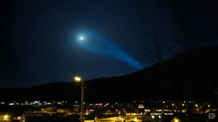 В небе Норвегии появилась гигантская спираль (5 фото)