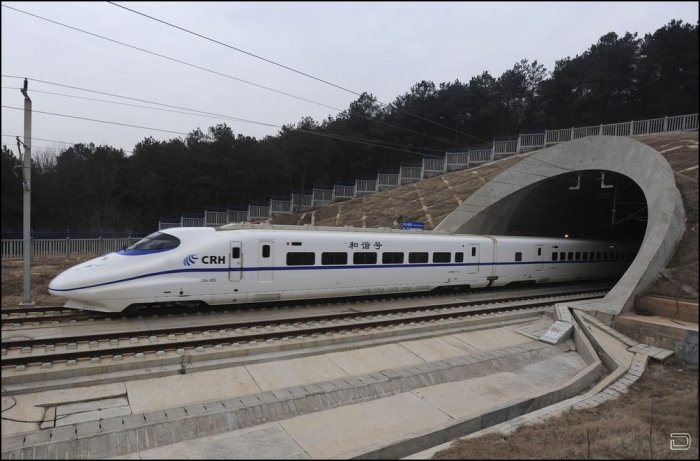Самый быстрый поезд в мире (11 фото)