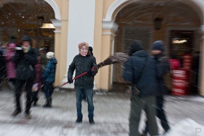 Акция анархистов "Матвиенко убирает снег" на Невском