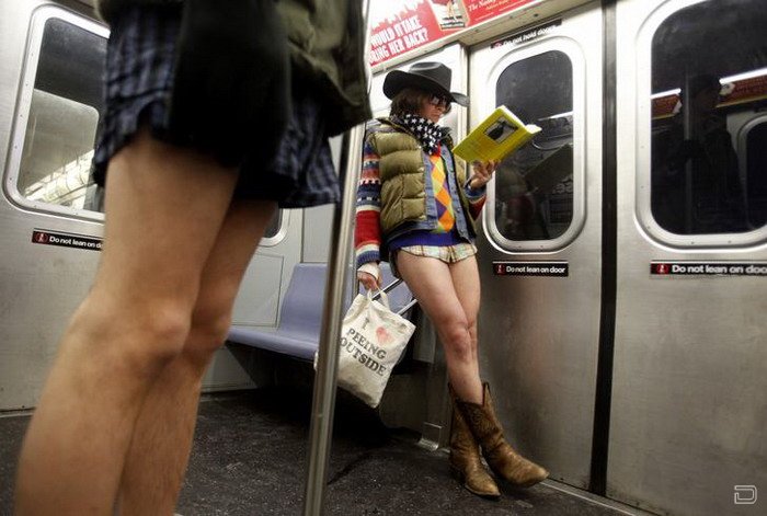 Флешмоб «В метро без штанов» (No Pants Subway Ride), в Нью-Йорке