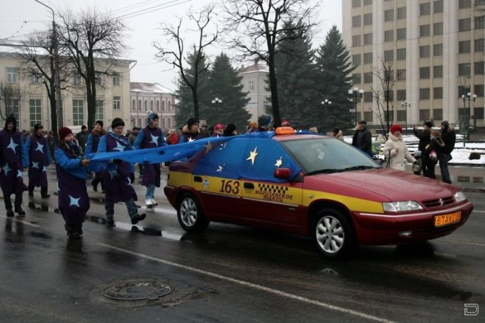 Скудный Новогодний парад в Минске, Беларуссия (5 фото)