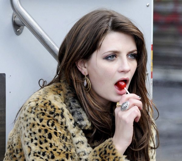   (Mischa Barton)    