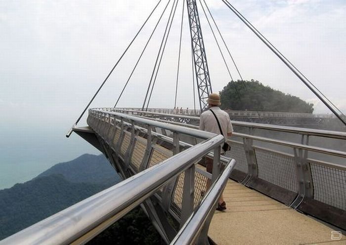 Мост в небо в Малайзии (20 фото)