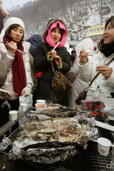 Фестиваль подледной рыбалки в Южной Корее