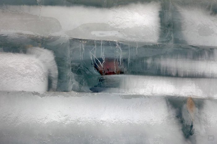 Отважный незамерзающий фокусник провел в глыбе льда 64 часа!
