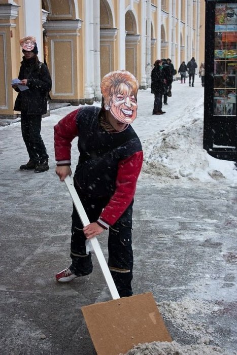 Акция анархистов "Матвиенко убирает снег" на Невском