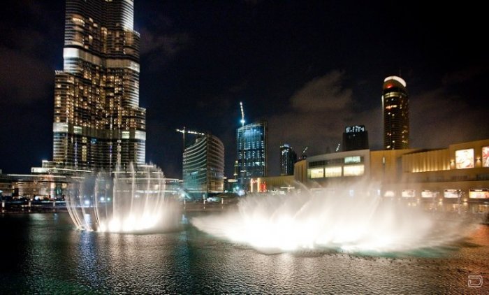 Шоу фонтанов возле небоскреба Бурж-Дубаи (15 фото)