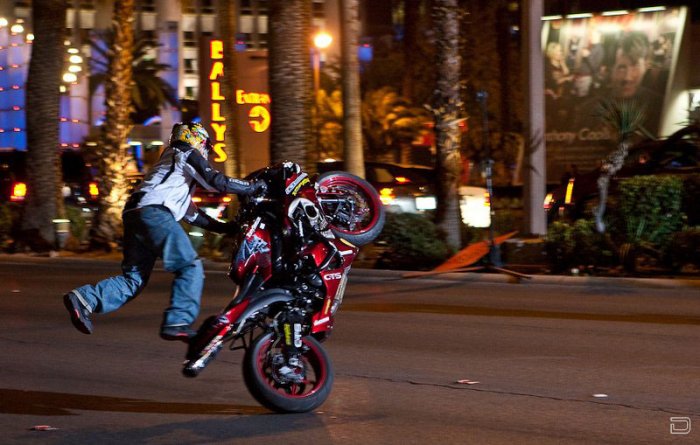 Завораживающие танцы на мотоциклах (18 фото)