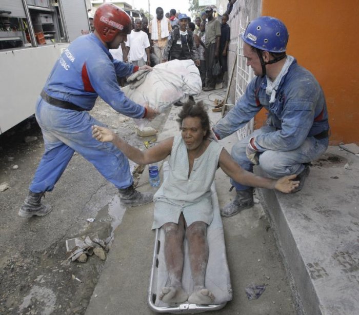 Российские спасатели оказывают помощь на Гаити