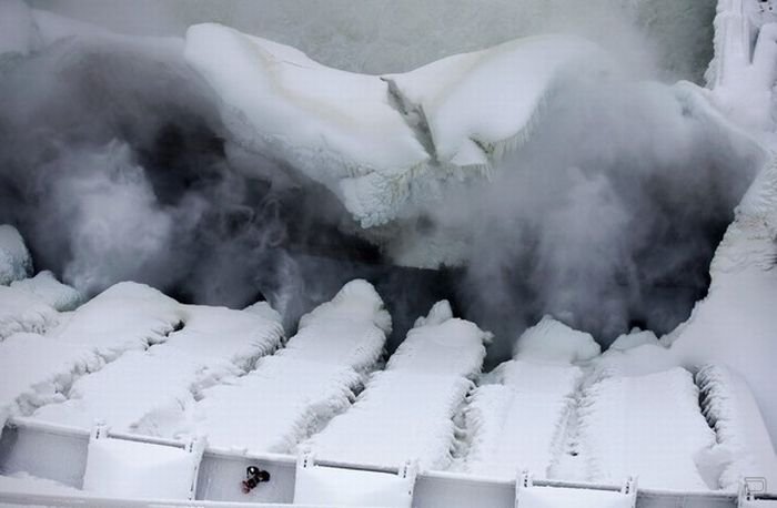 Саяно-Шушенская ГЭС покрылась льдом